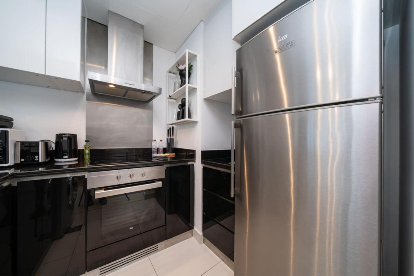 Chic Waterfront 1 Bed With Panoramic Marina Views