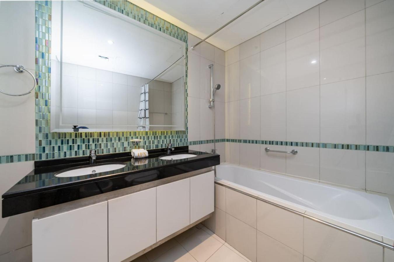 Chic Waterfront 1 Bed With Panoramic Marina Views Apartment