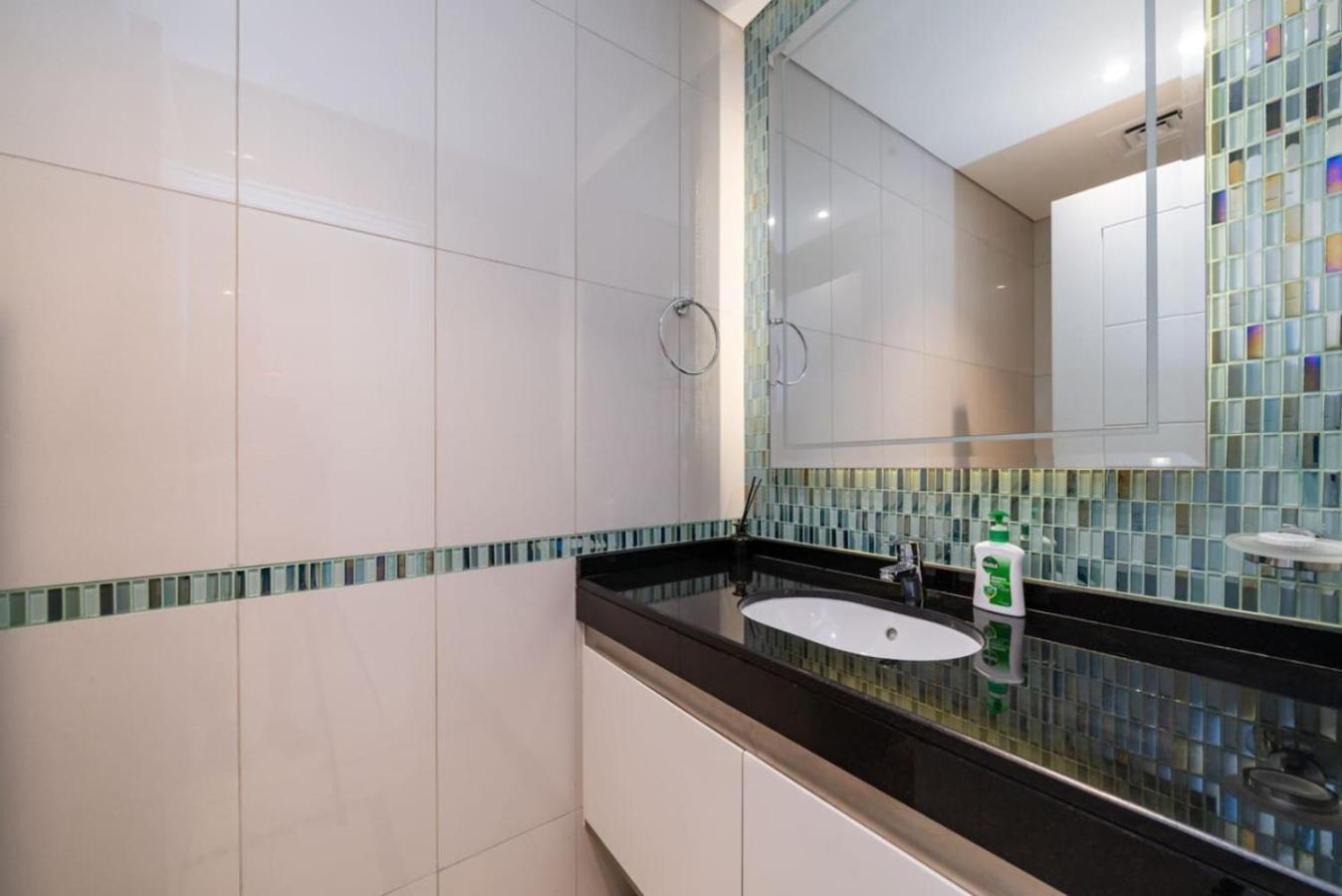 Apartment Chic Waterfront 1 Bed With Panoramic Marina Views