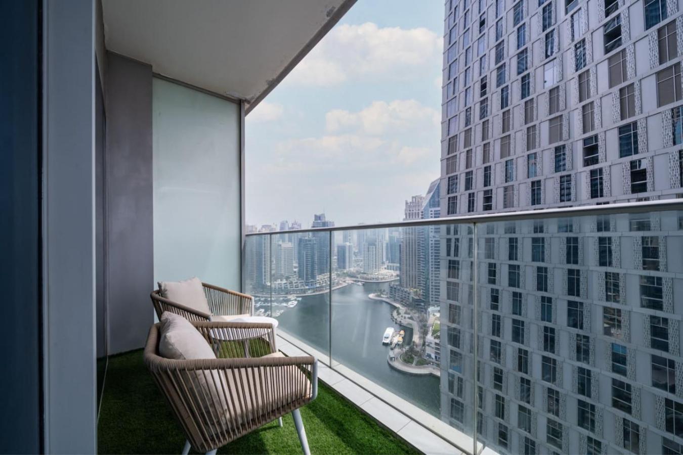 Chic Waterfront 1 Bed With Panoramic Marina Views