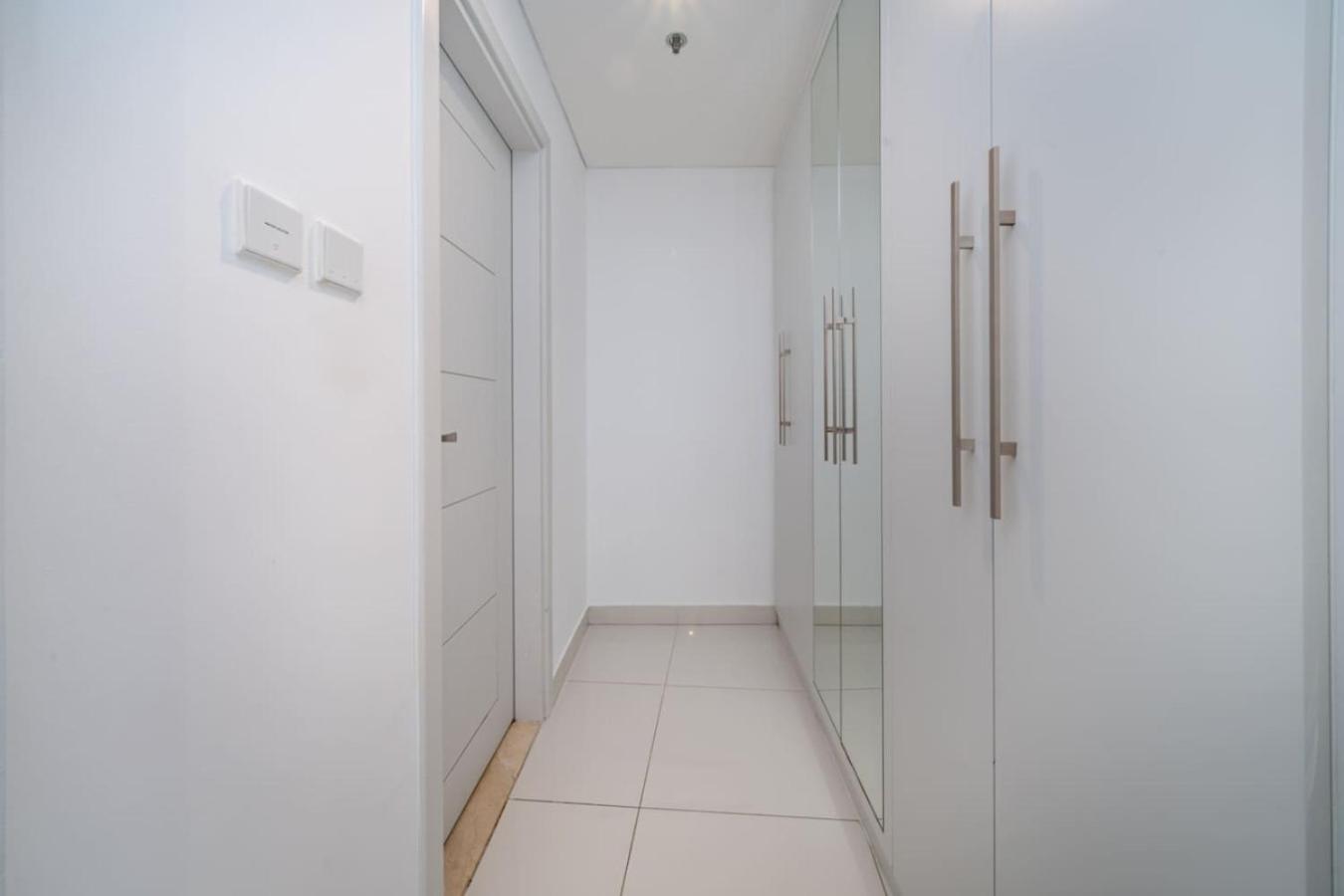 Chic Waterfront 1 Bed With Panoramic Marina Views Apartment