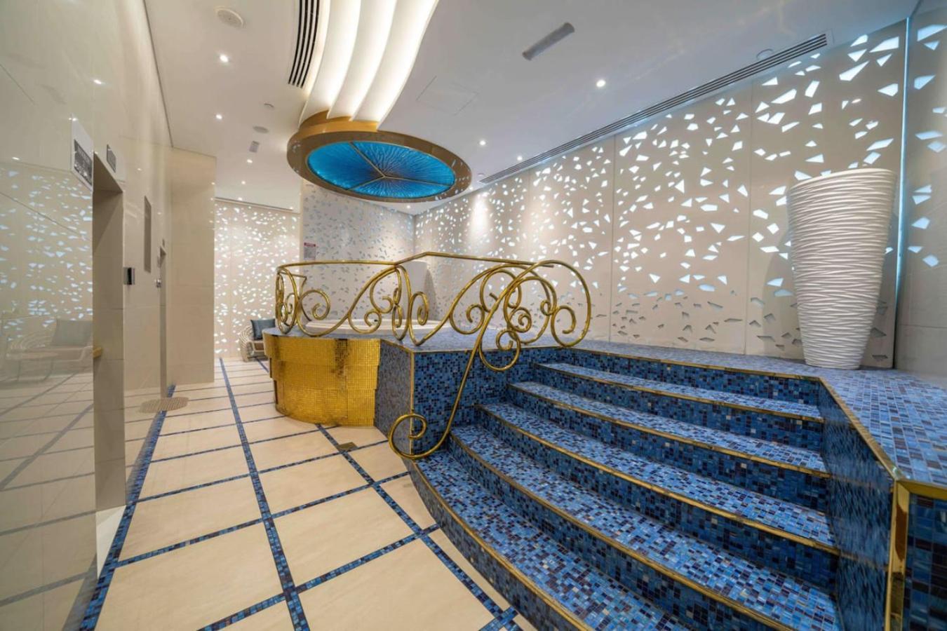 Chic Waterfront 1 Bed With Panoramic Marina Views