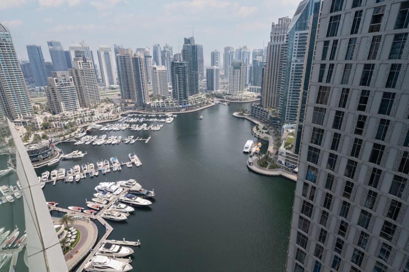 Chic Waterfront 1 Bed With Panoramic Marina Views *