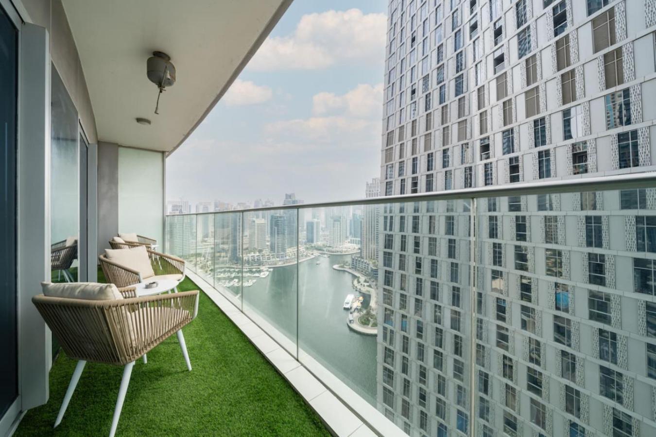 Chic Waterfront 1 Bed With Panoramic Marina Views Apartment